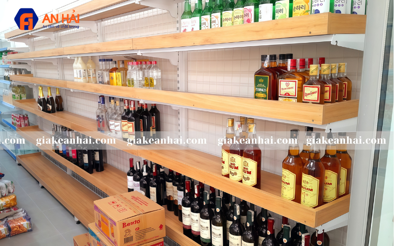 Vì sao kệ gỗ trưng bày rượu trở thành xu hướng nội thất tại Đắk Lắk?