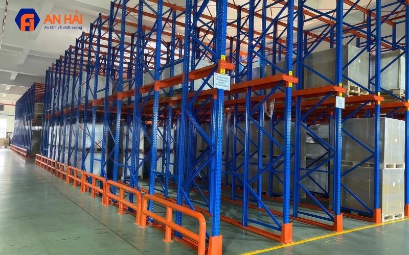 Kệ sắt pallet là gì?