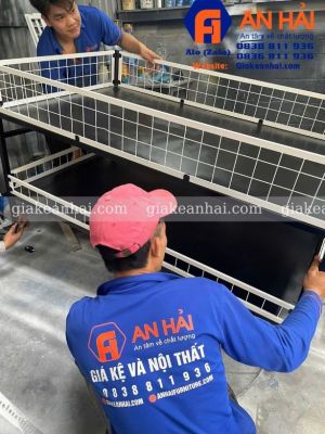 Kệ vuông đen có bánh xe