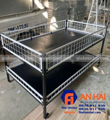Kệ vuông đen có bánh xe