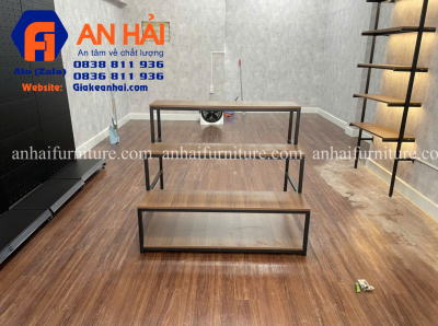 Kệ sắt mâm gỗ trưng bày