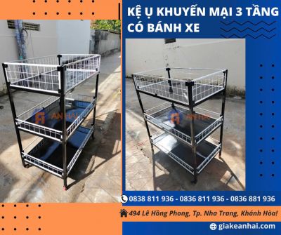 Kệ vuông đen có bánh xe