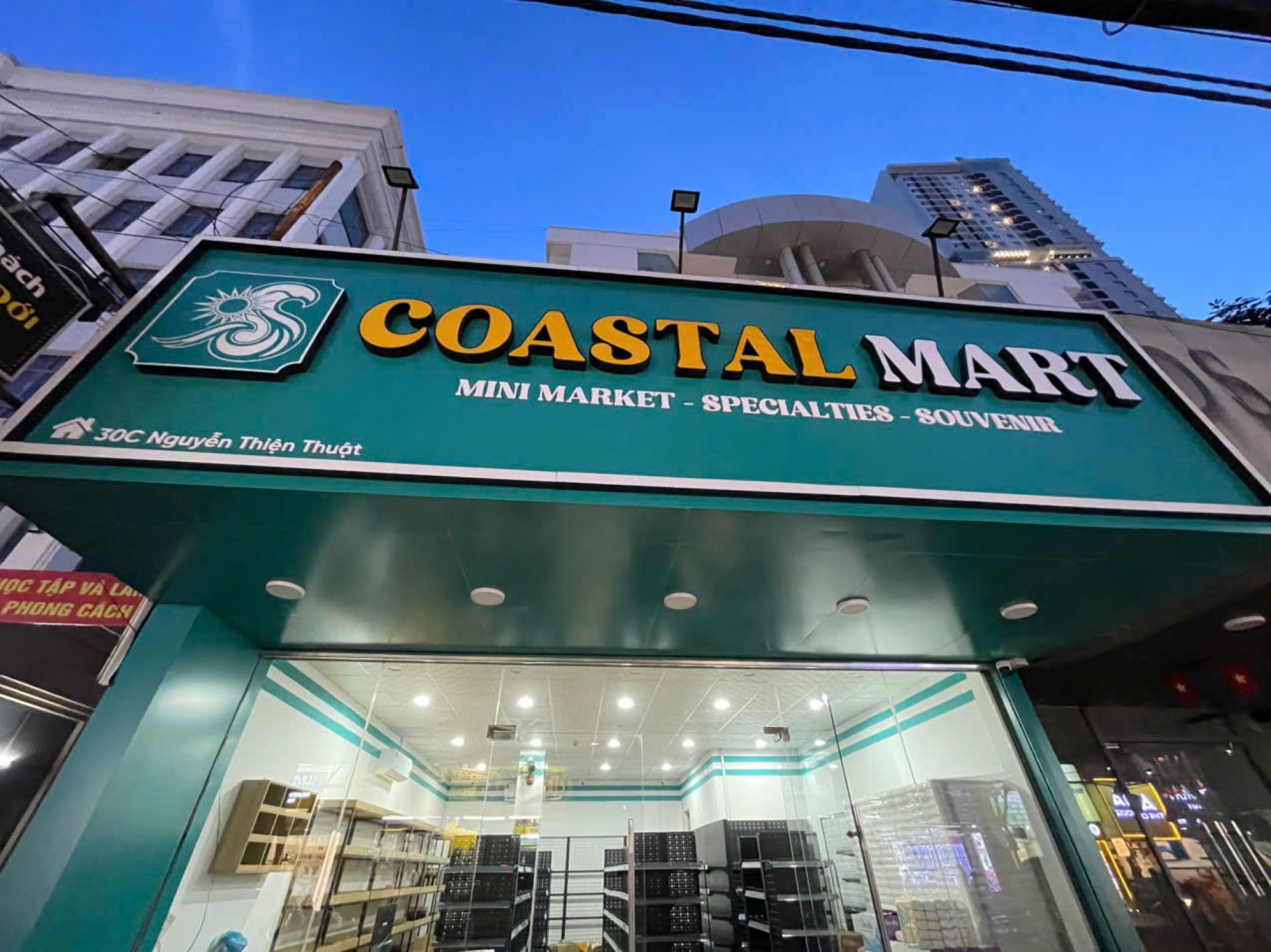 Lắp đặt kệ si&ecirc;u thị &amp; Kệ khung sắt m&acirc;m gỗ cho Sanamart
